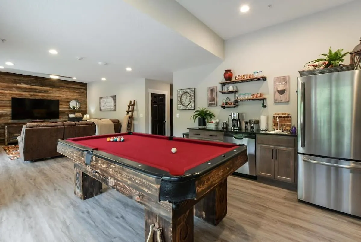 Livin' The Dream- Indoor Outdoor Pool & Private Hot Tub Branson