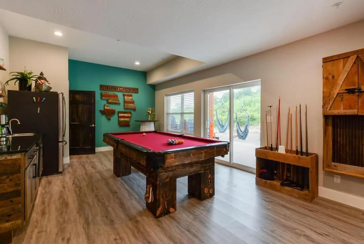 Livin' The Dream- Indoor Outdoor Pool & Private Hot Tub *