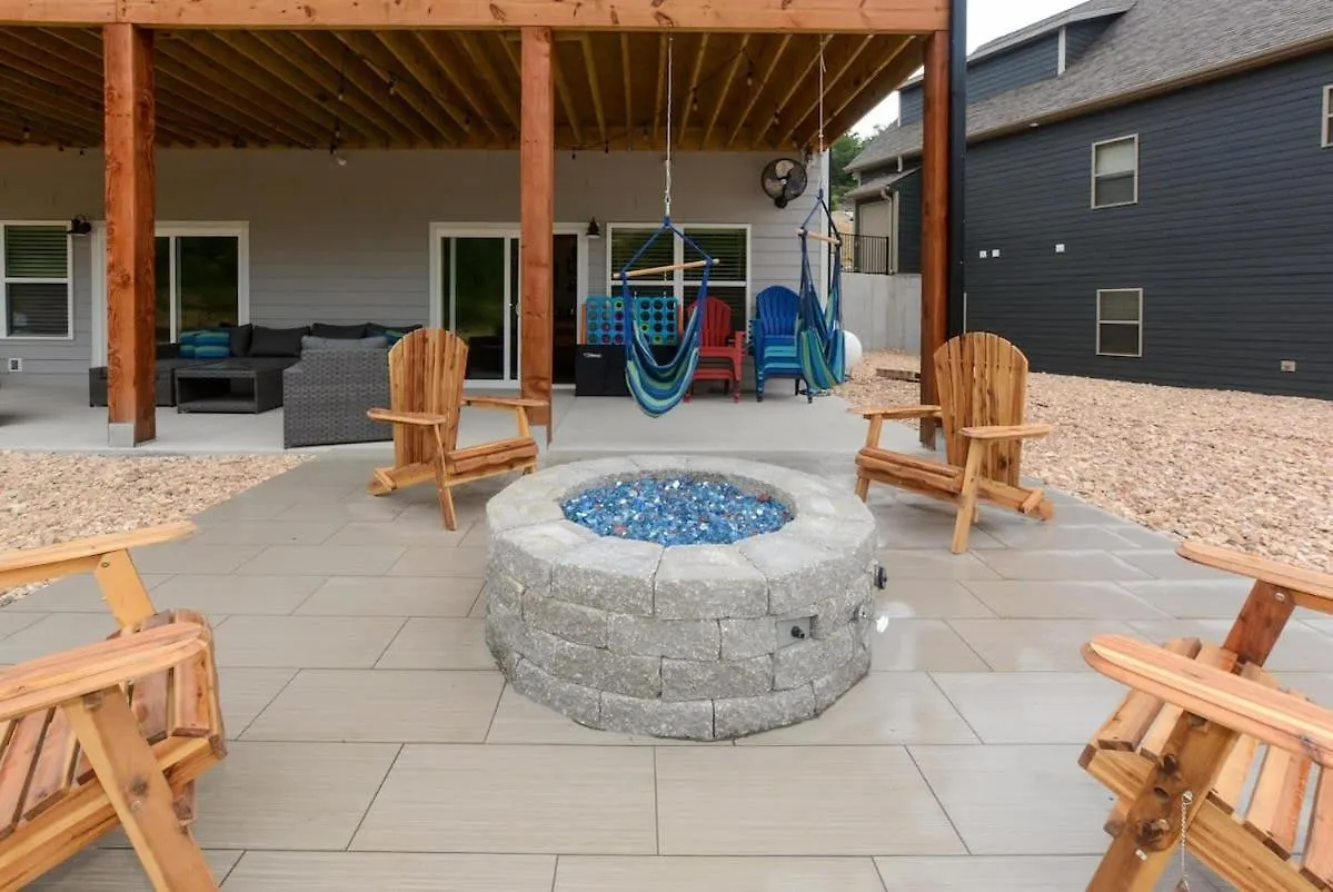 Livin' The Dream- Indoor Outdoor Pool & Private Hot Tub Holiday home *