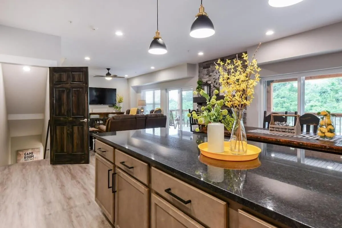 Livin' The Dream- Indoor Outdoor Pool & Private Hot Tub Holiday home