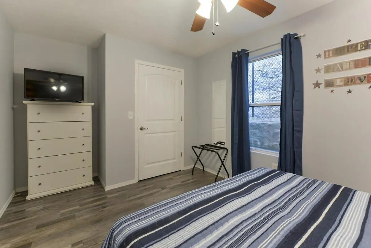 Patriot Place- Walk-in No Stairs Holiday home *