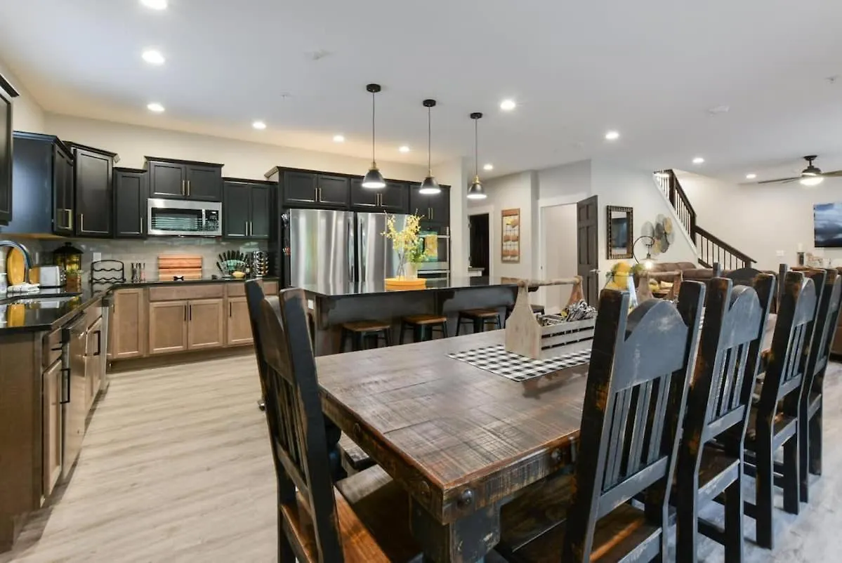 Livin' The Dream- Indoor Outdoor Pool & Private Hot Tub Holiday home Branson