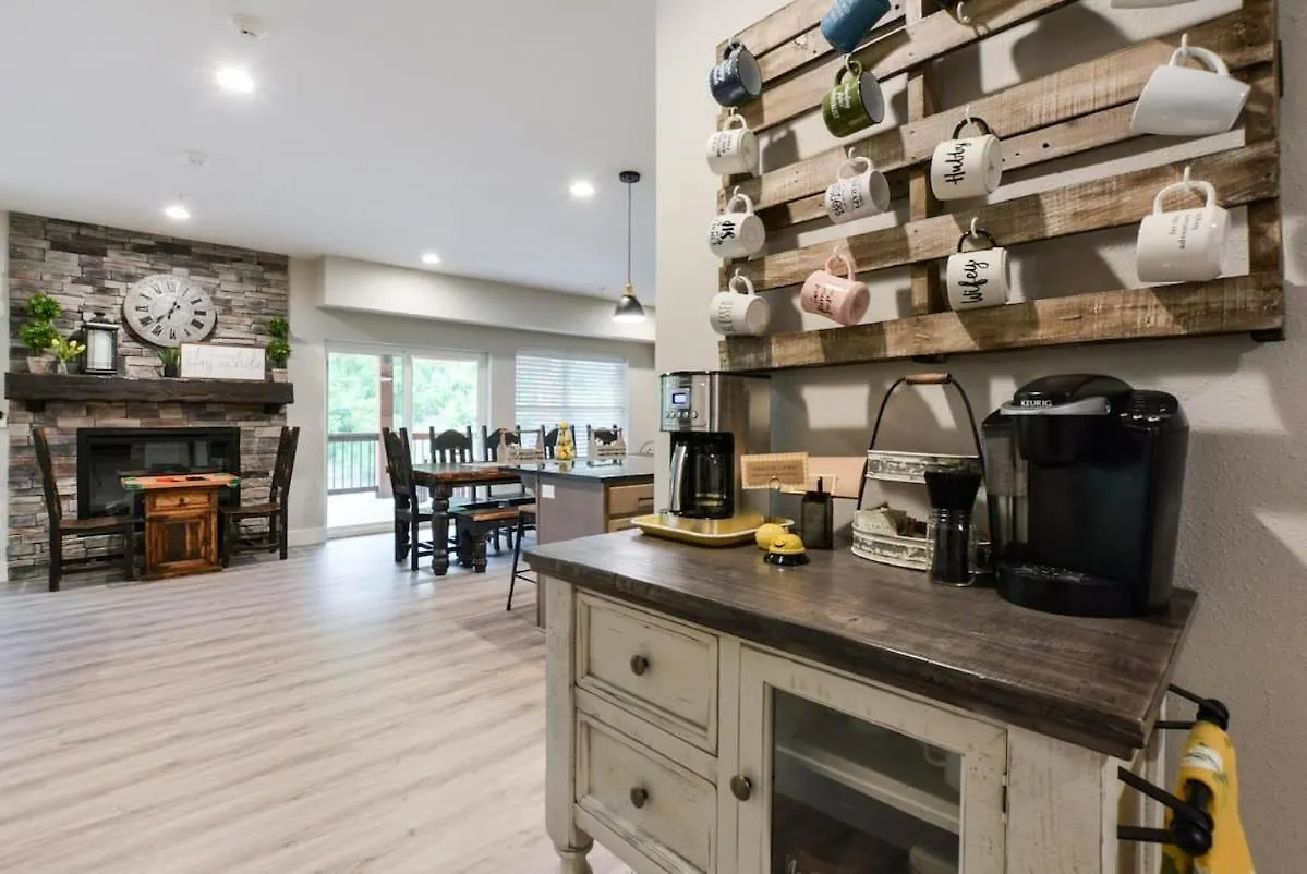 Livin' The Dream- Indoor Outdoor Pool & Private Hot Tub Holiday home