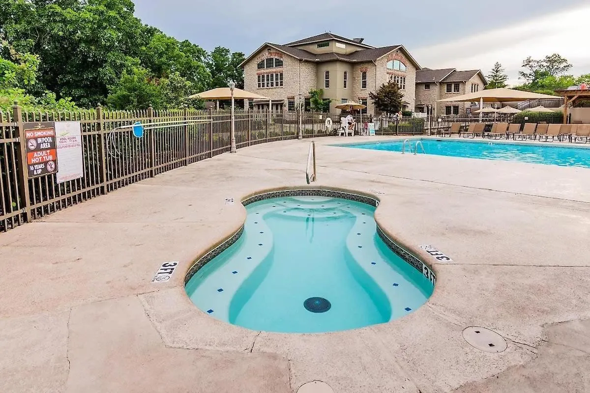 The Capital Indoor Outdoor Pool Hot Tub & Holiday home Branson