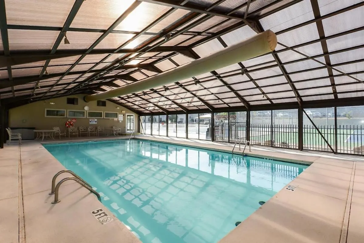 The Capital Indoor Outdoor Pool Hot Tub & * Branson