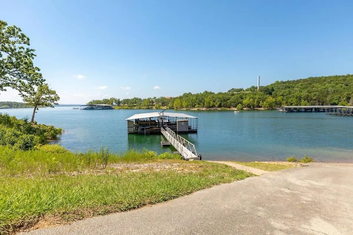 Artilla Cove 4 - Views - Outdoor Pool Branson