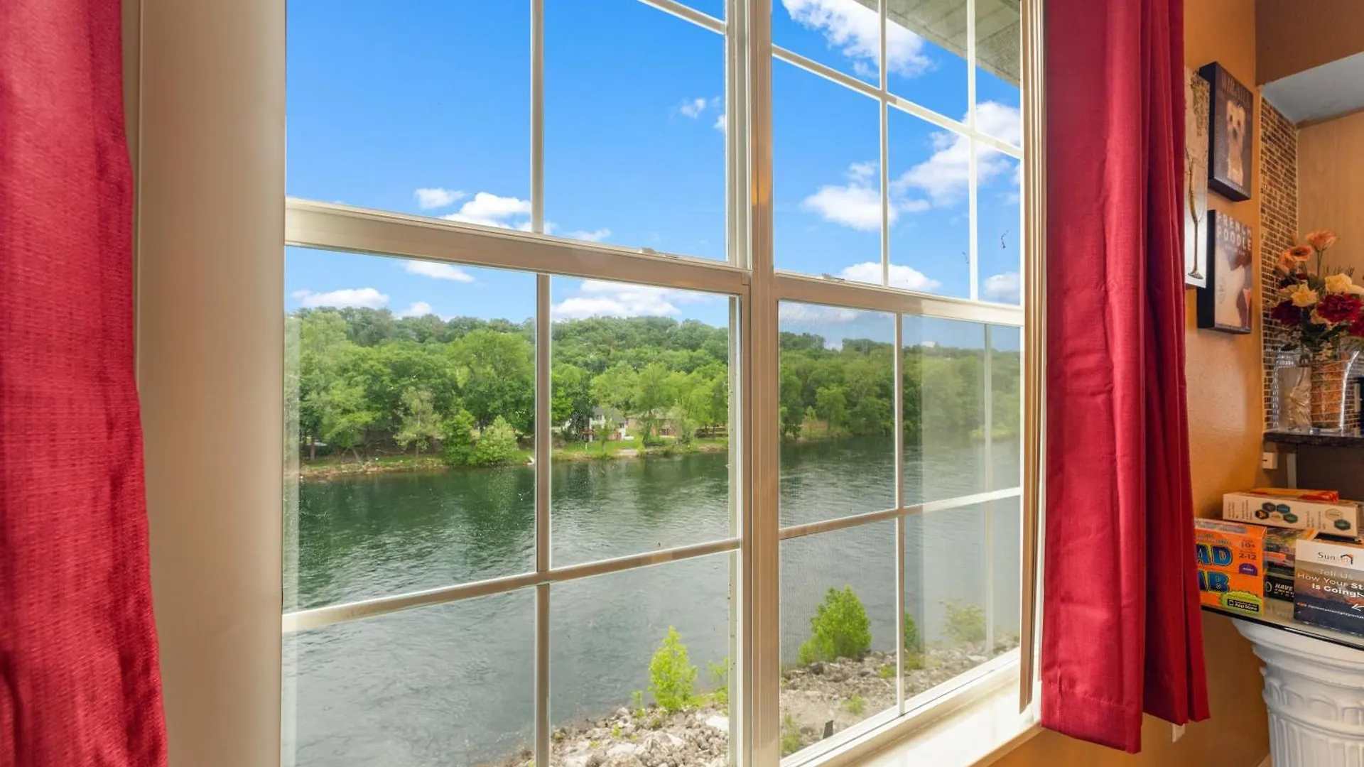Taneycomo Apartment *