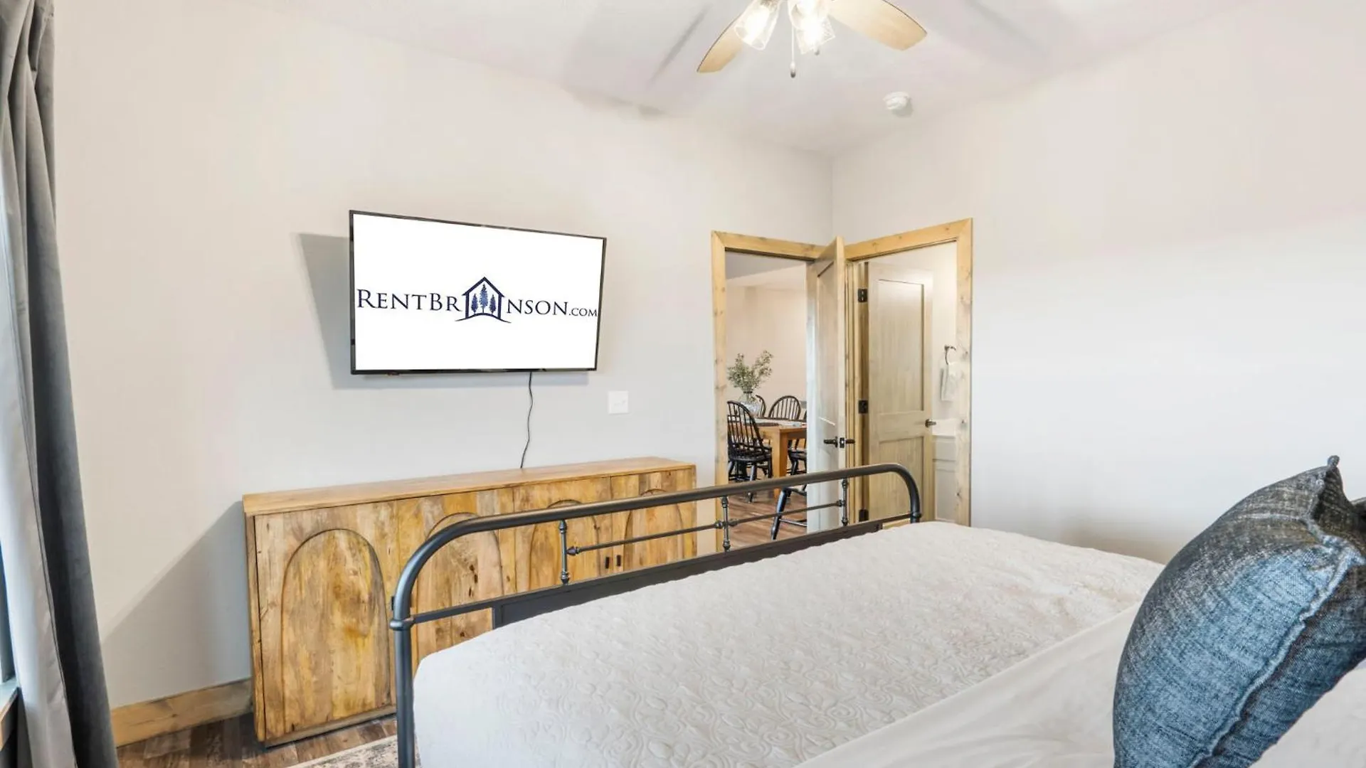 Golf Simulator- Private Hot Tub- Views- Free Daily Tickets- Close To Attractions *