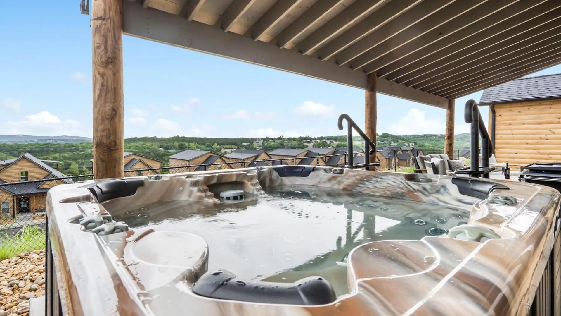 Golf Simulator- Private Hot Tub- Views- Free Daily Tickets- Close To Attractions
