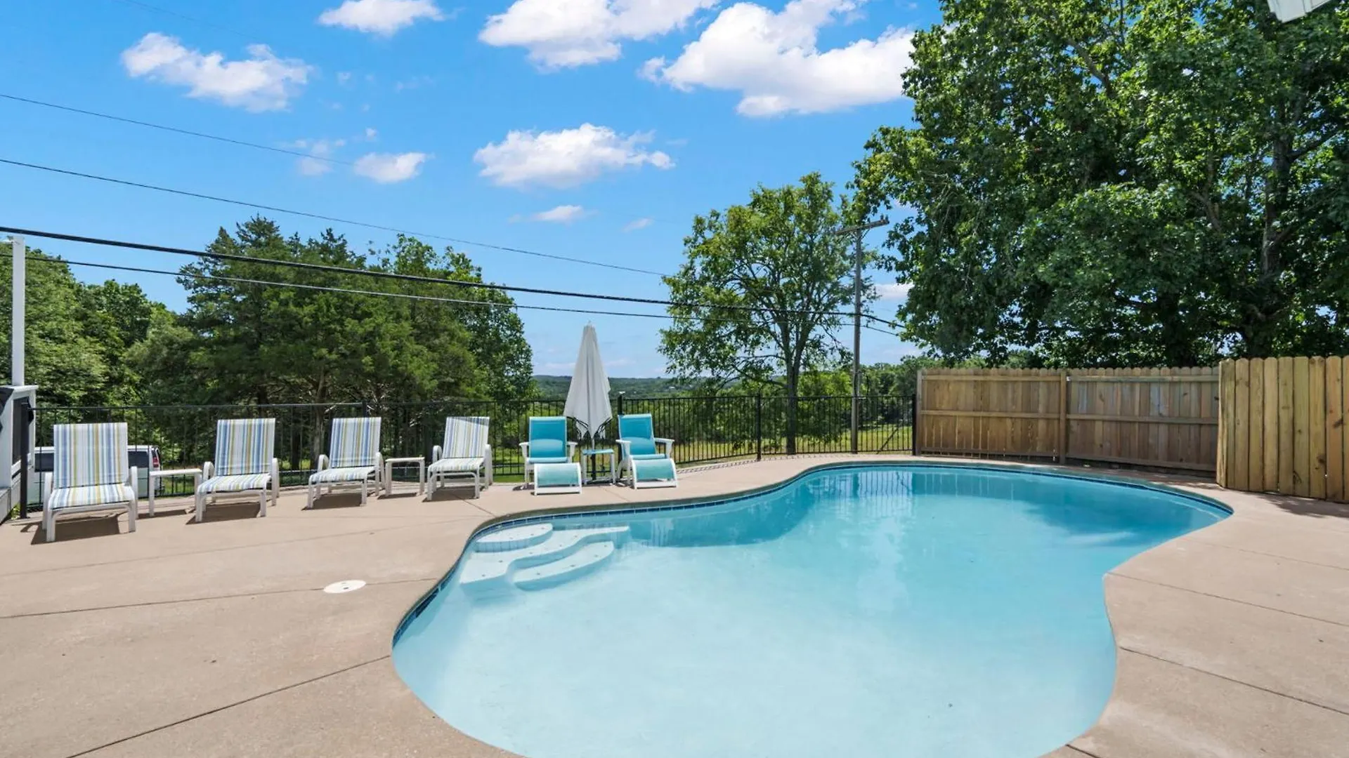 Bee Creek Poolside * Branson