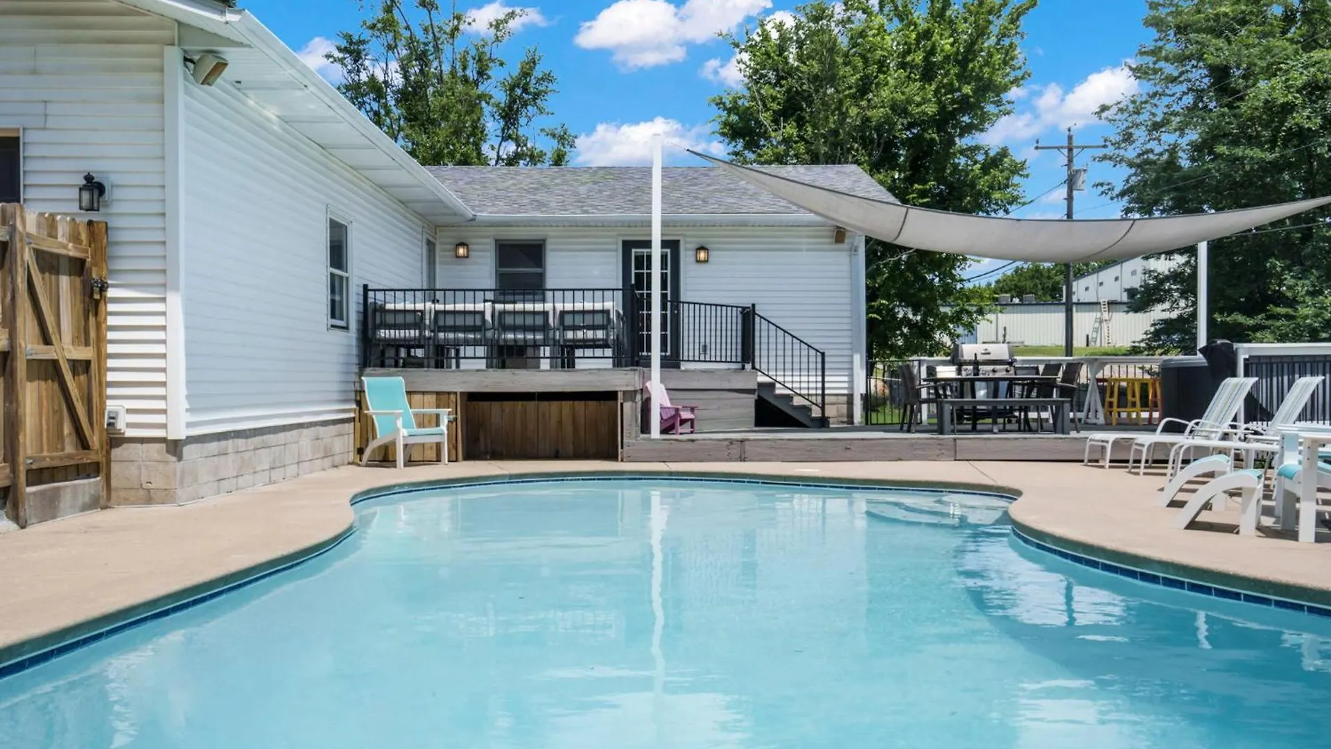 Bee Creek Poolside Branson