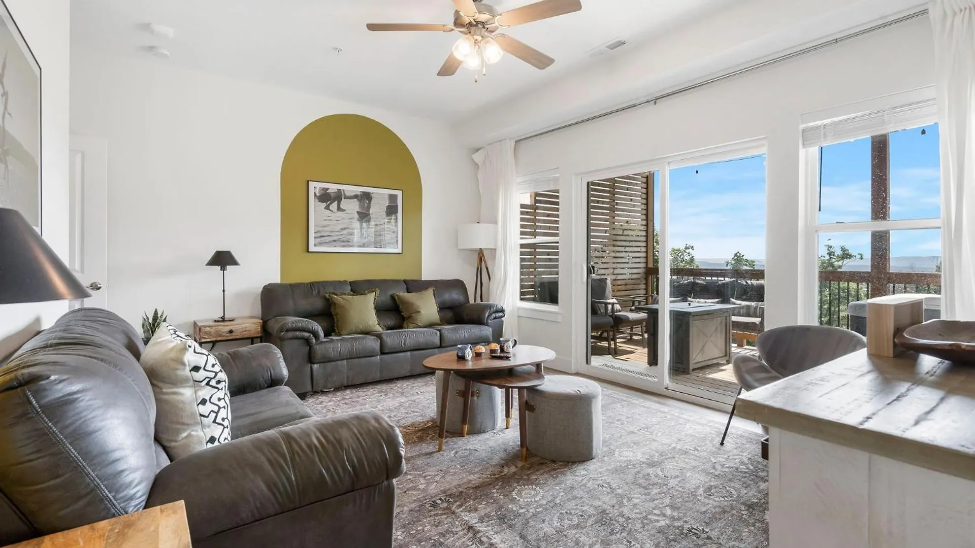 Breathtaking Views-dog Friendly-$400 Of Free Tickets-high End Decor