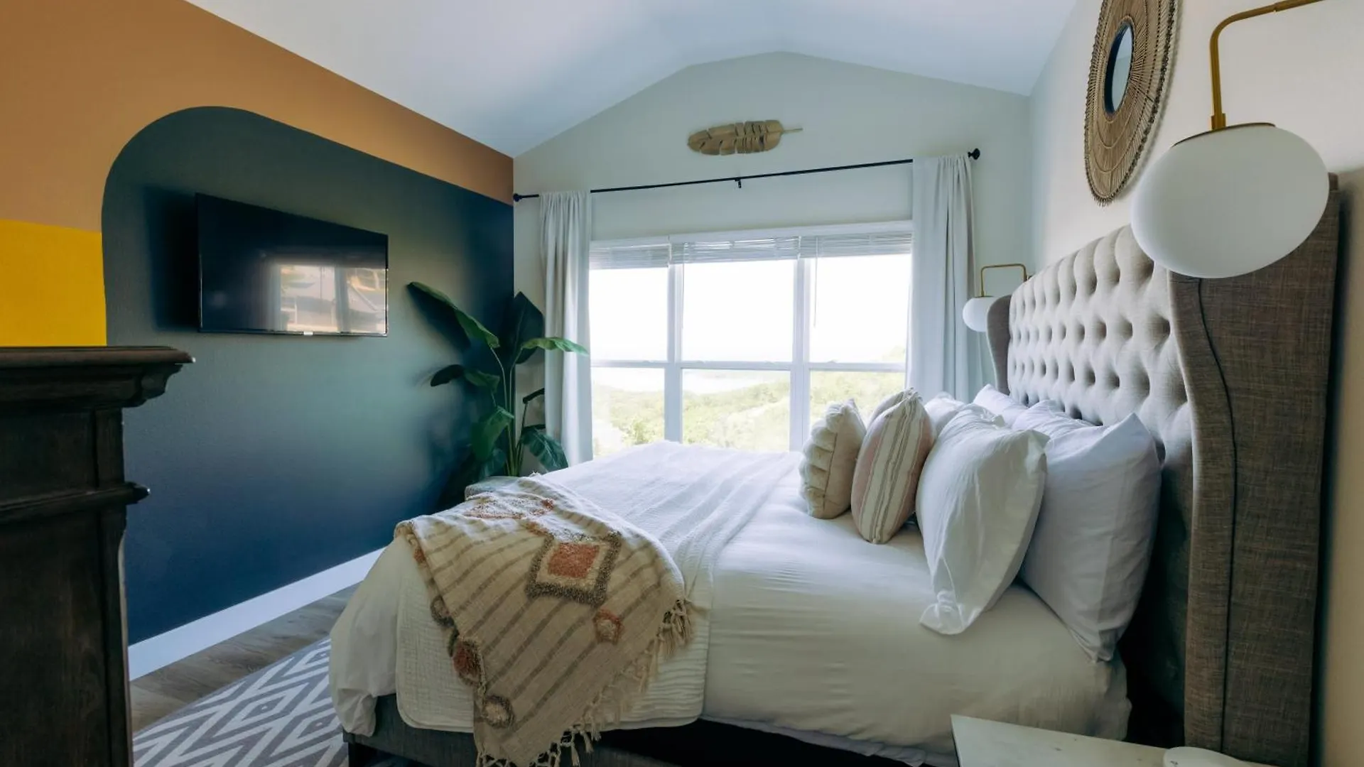 Breathtaking Views-dog Friendly-$400 Of Free Tickets-high End Decor Branson