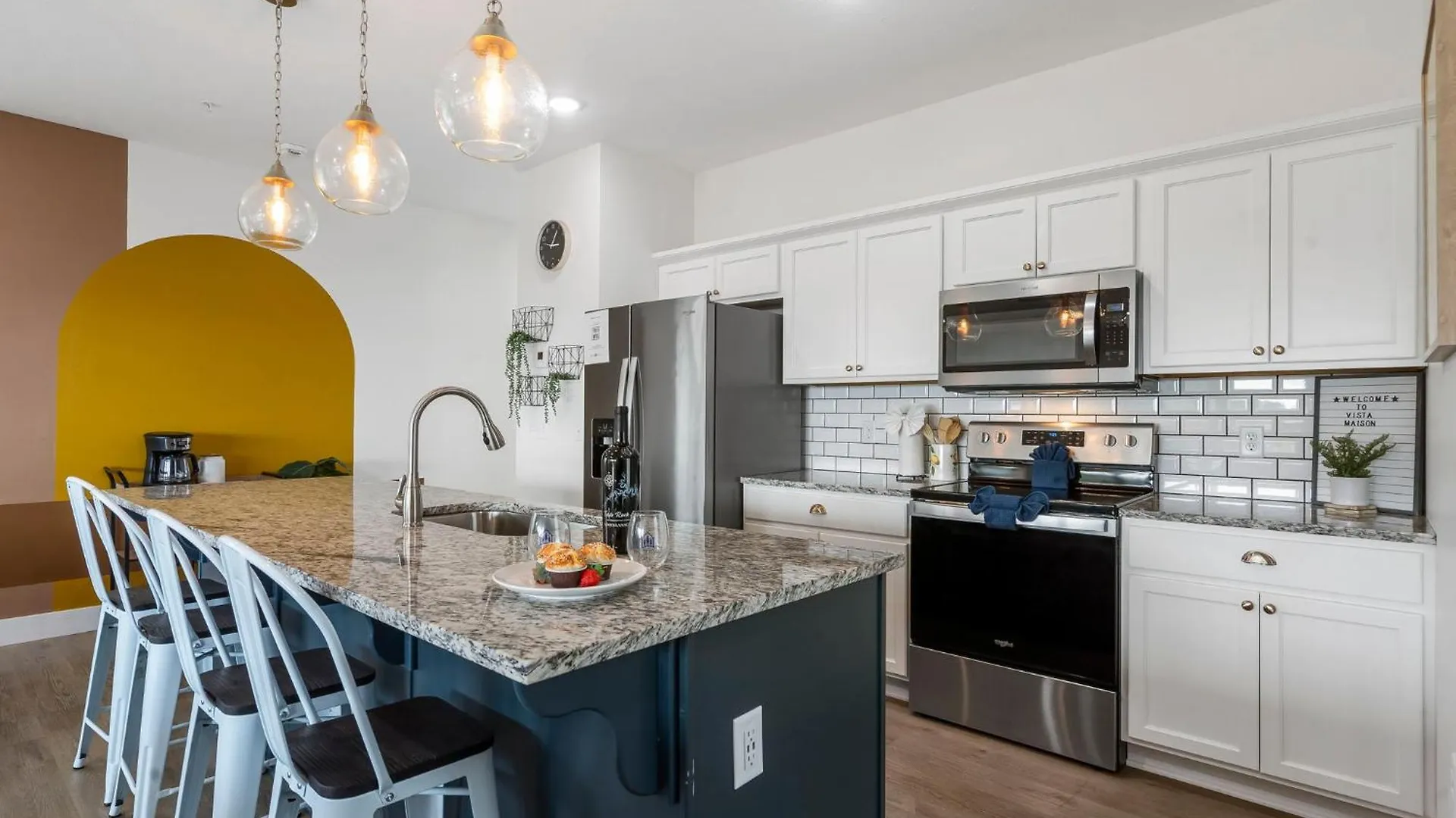 Breathtaking Views-dog Friendly-$400 Of Free Tickets-high End Decor *