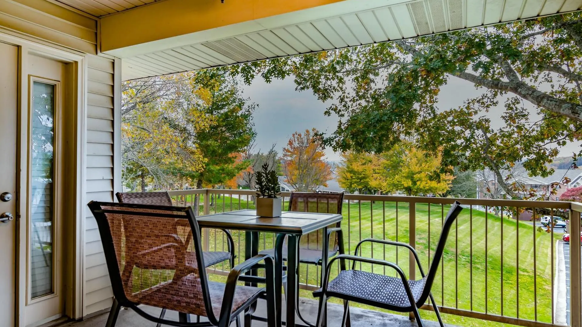 Apartment View At The Foothills Branson