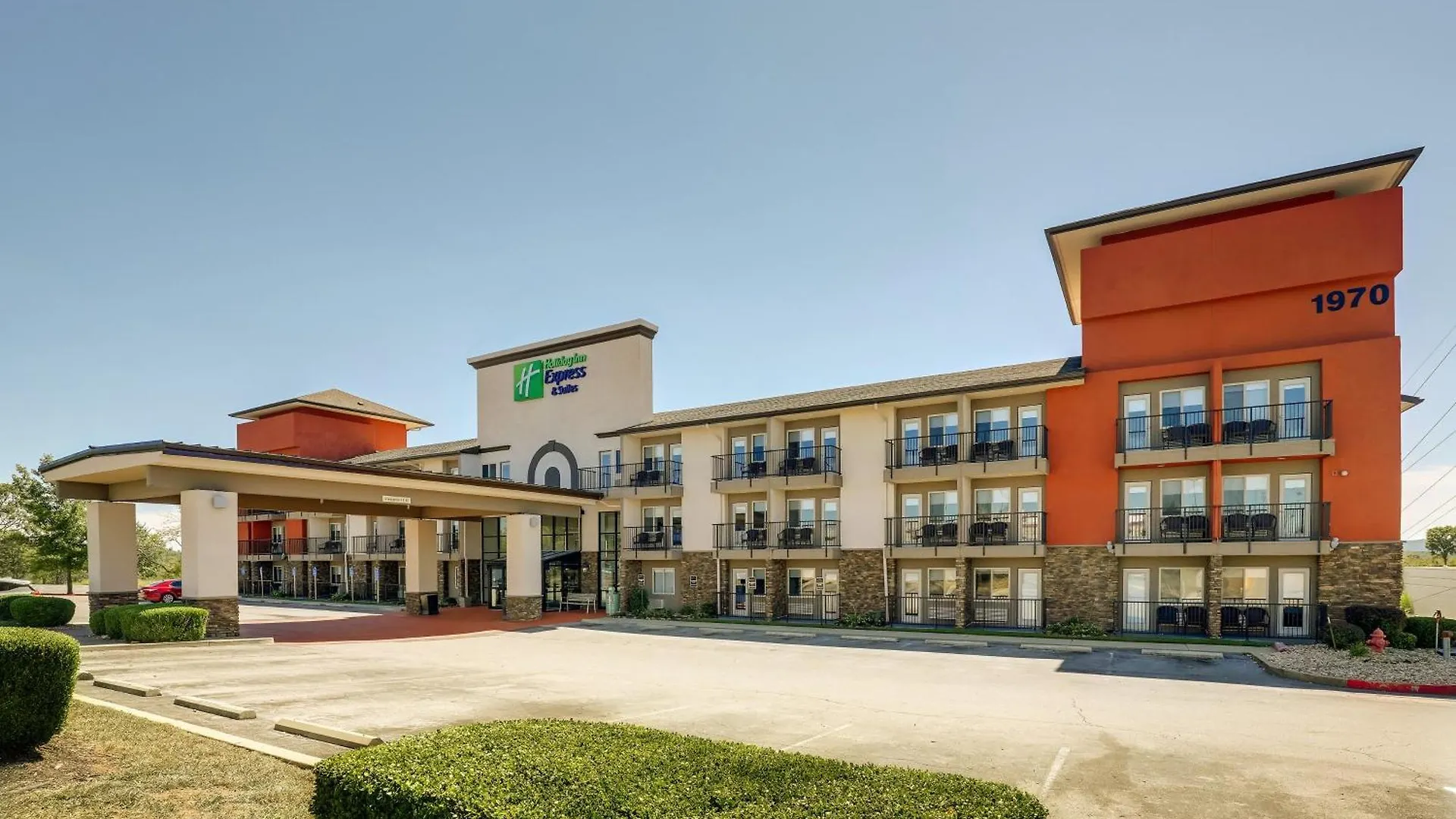 Holiday Express & 76 Central By Ihg