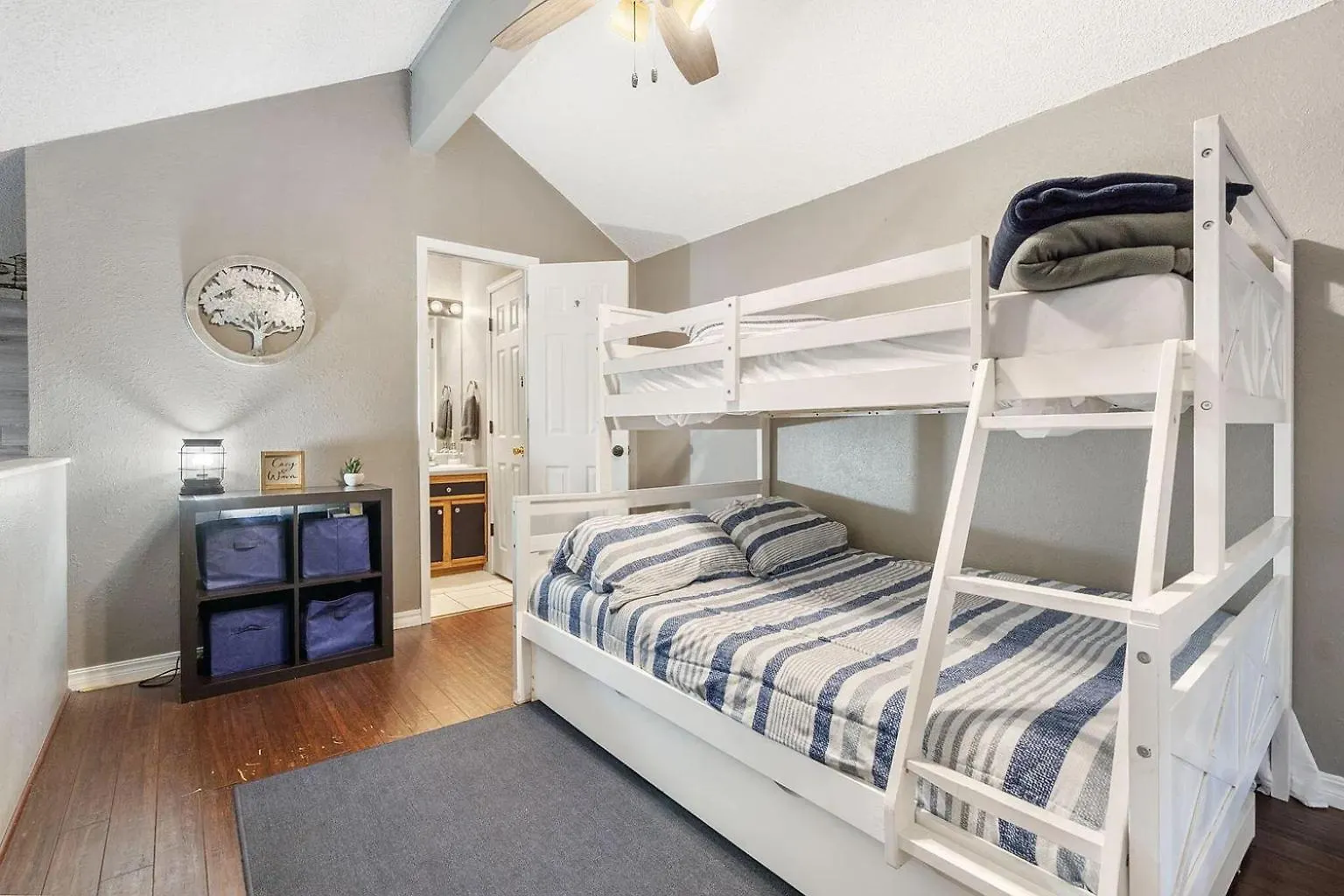 2br Cozy - Centrally Located - Stairs Required - Free Tickets Included - Fc1-5