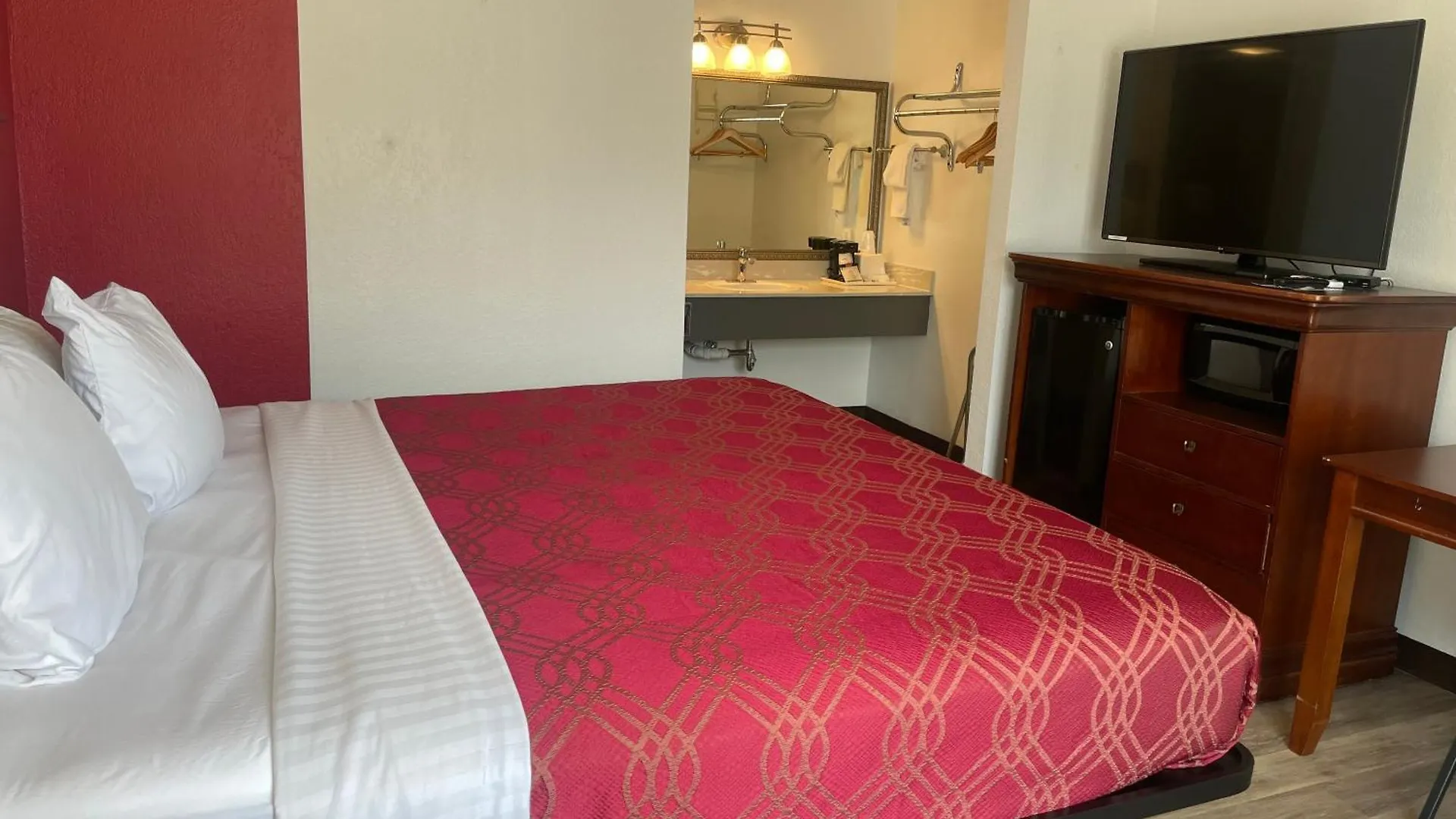 Ramada By Wyndham Theatre District Hotel *