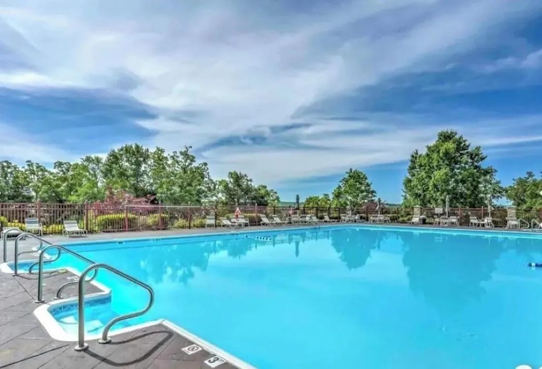 Luxurious At Hills - Beautifully Updated And Affordable - Family Amenities - No Steps Apartment *