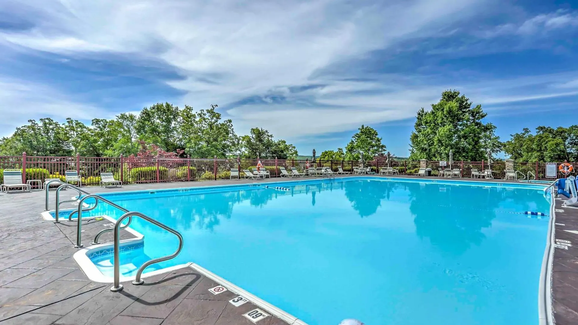 Ground-floor With Community Perks * Branson