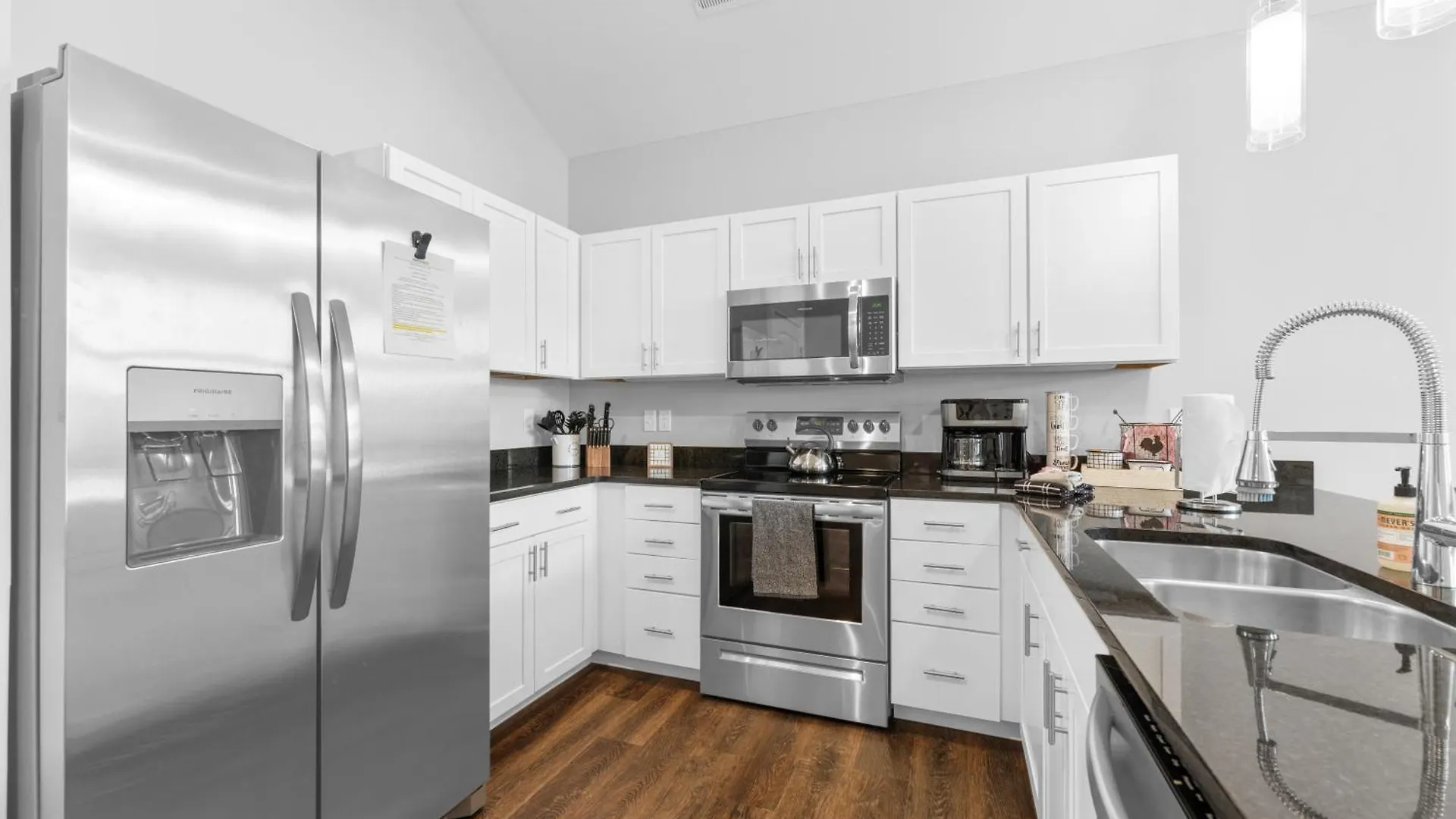 Spacious! Pools, Hot Tub, Free Attraction Tickets!! Apartment *