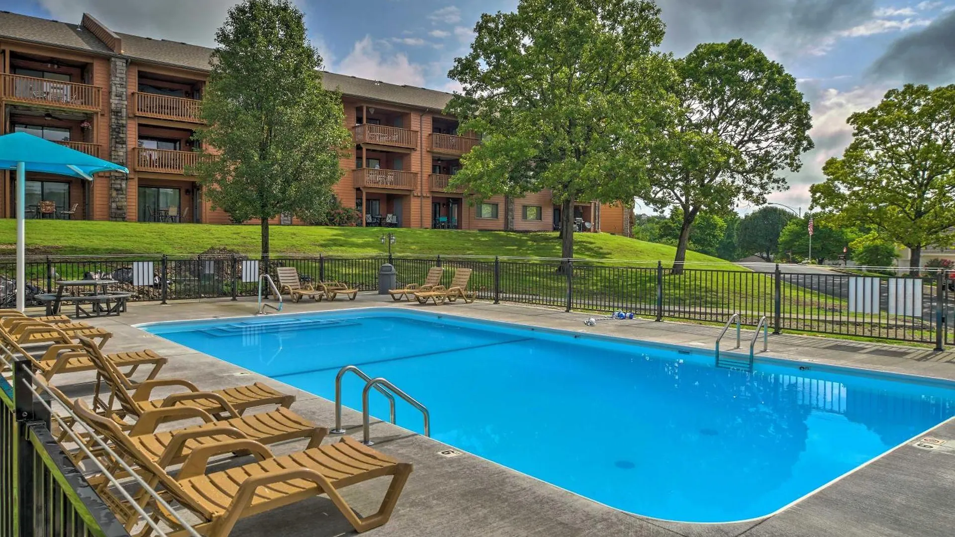 With On-site Golf Course Access! * Branson