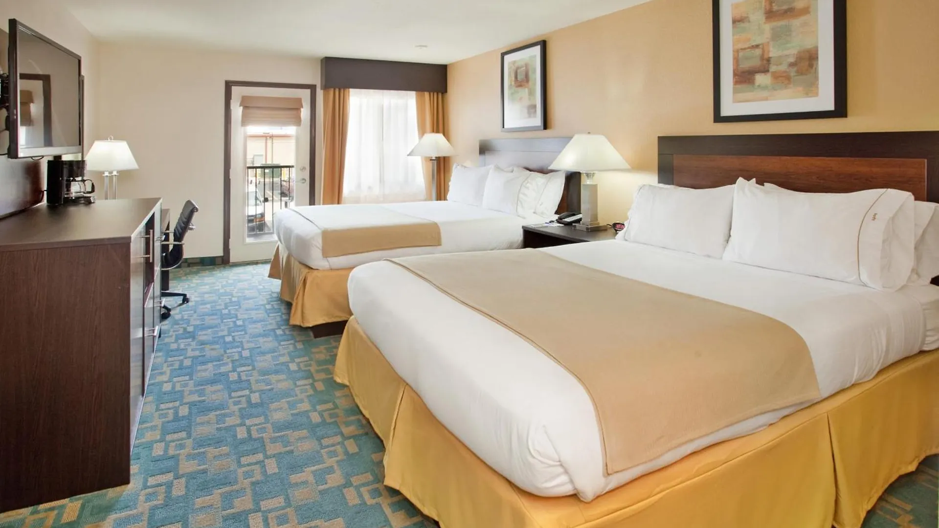 Holiday Express & 76 Central By Ihg Hotel