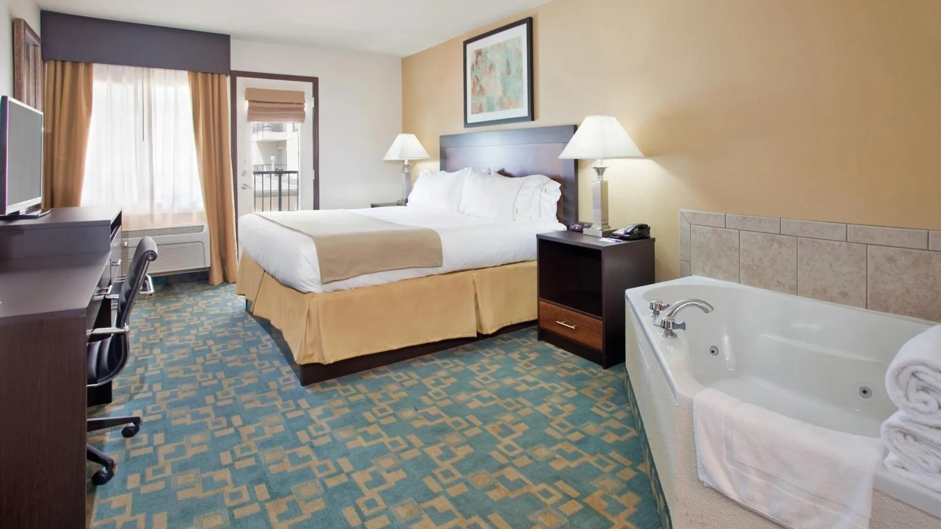 Hotel Holiday Express & 76 Central By Ihg 2*