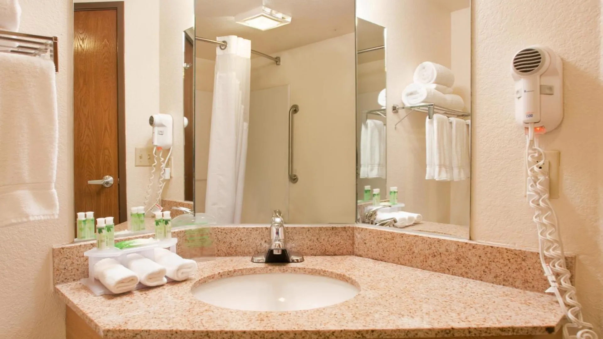 Holiday Express & 76 Central By Ihg Branson