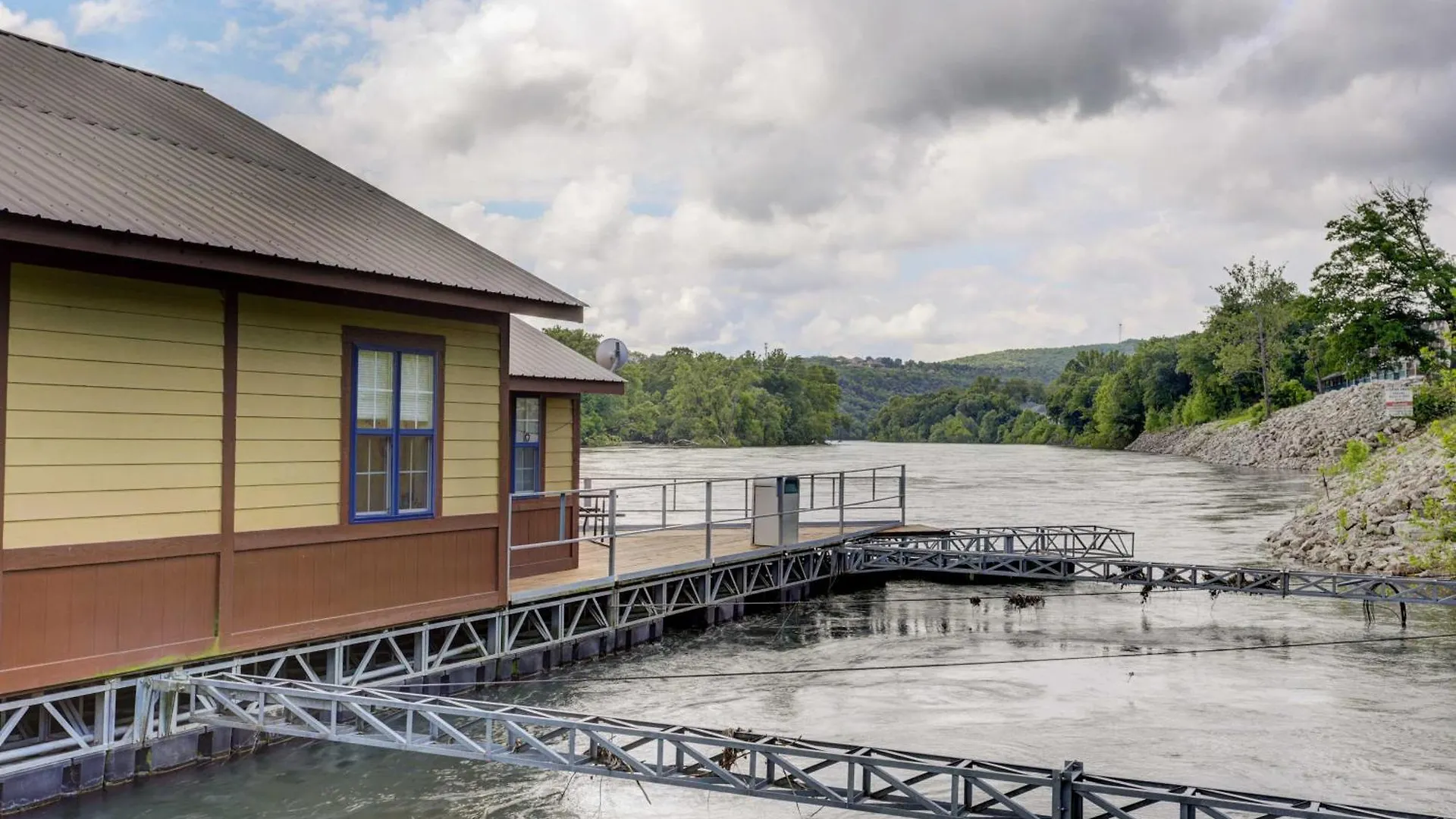 Apartment Updated Taneycomo With Screened Porch! *