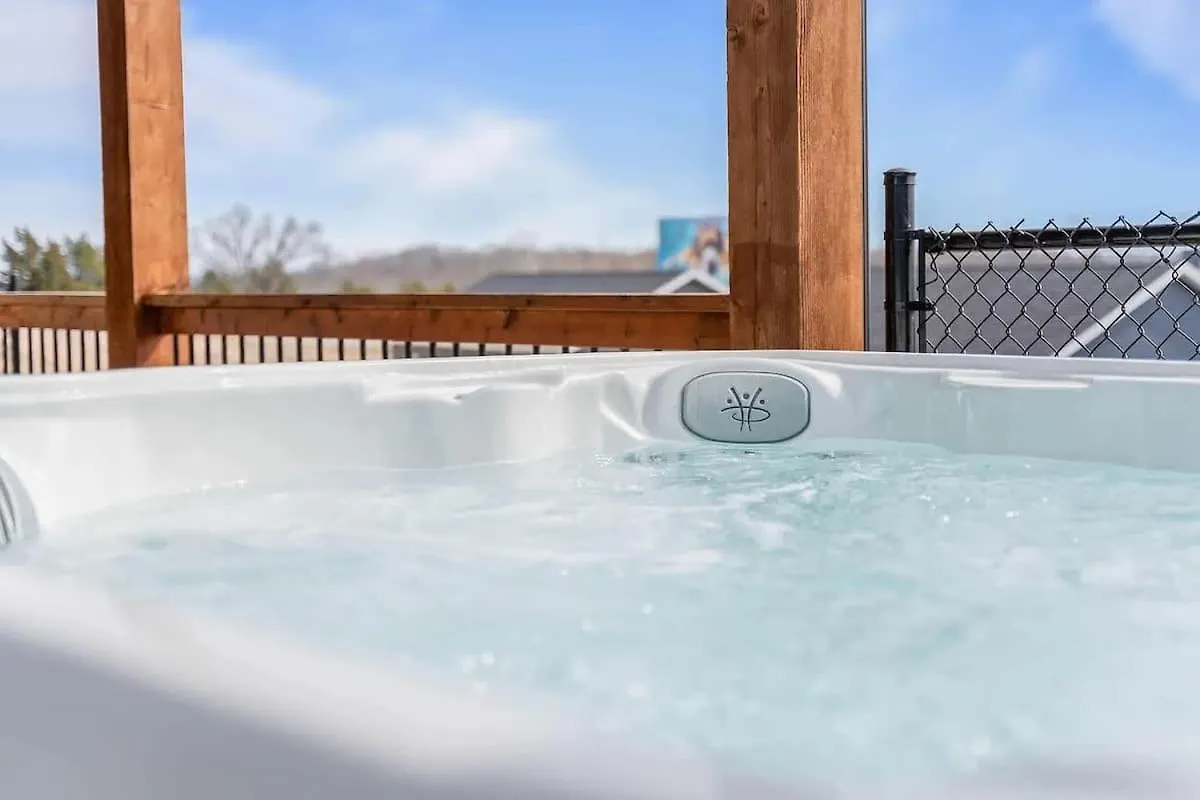 Modern Retreat Whot Tub Arcade & Stunning Views Holiday home Branson