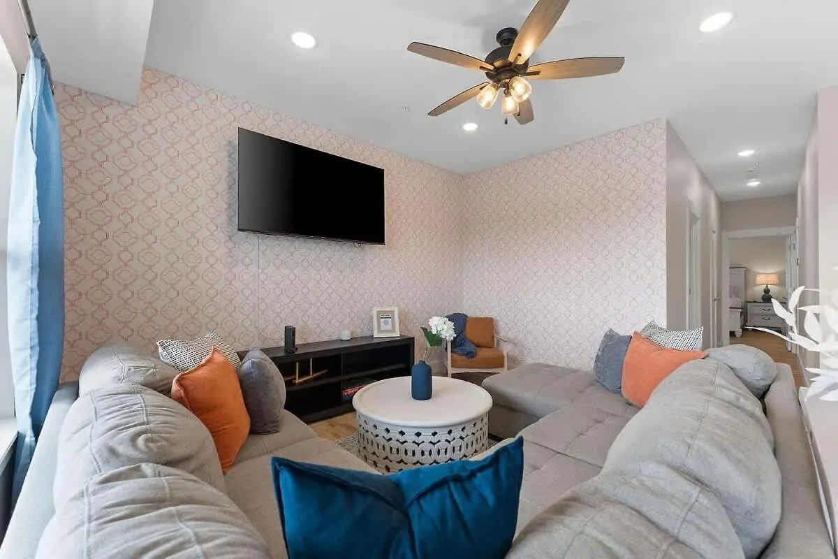Modern Retreat Whot Tub Arcade & Stunning Views *