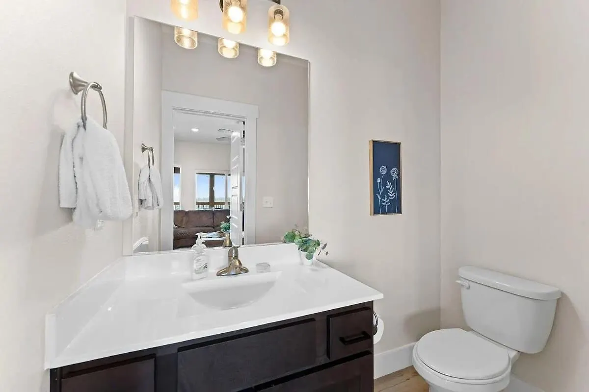 Modern Retreat Whot Tub Arcade & Stunning Views