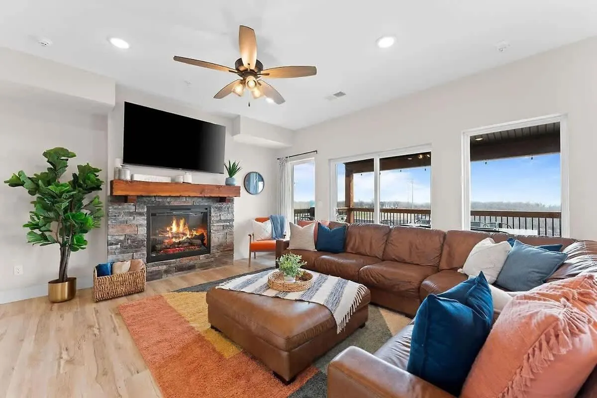 Modern Retreat Whot Tub Arcade & Stunning Views * Branson