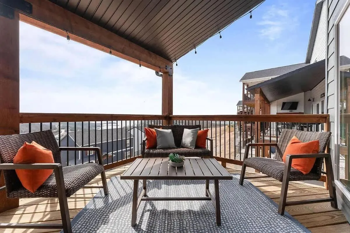 Modern Retreat Whot Tub Arcade & Stunning Views Holiday home Branson