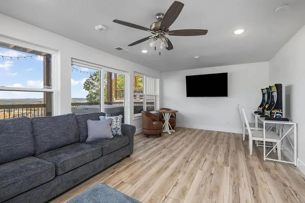 Cozy Table Rock W Hot Tub & Game Holiday home *