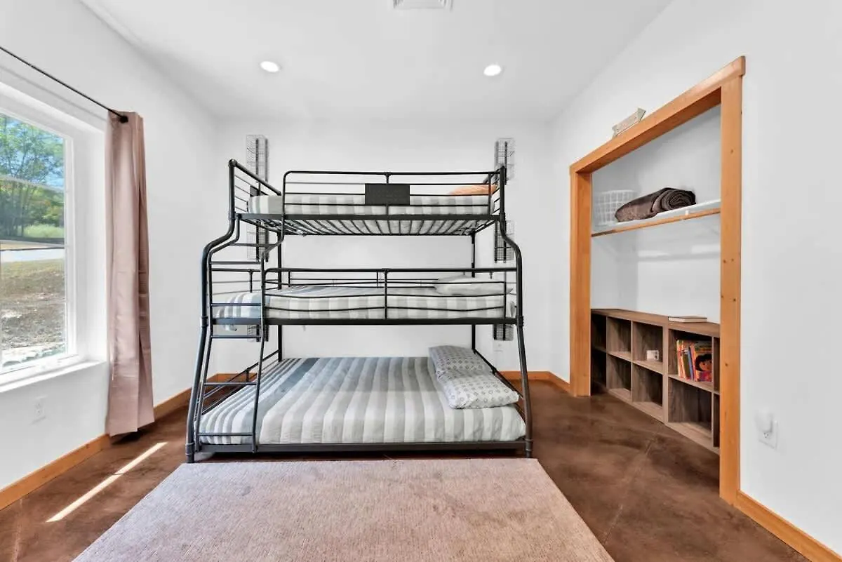 8-bedroom Retreat- Hot Tub & Porch Swings *
