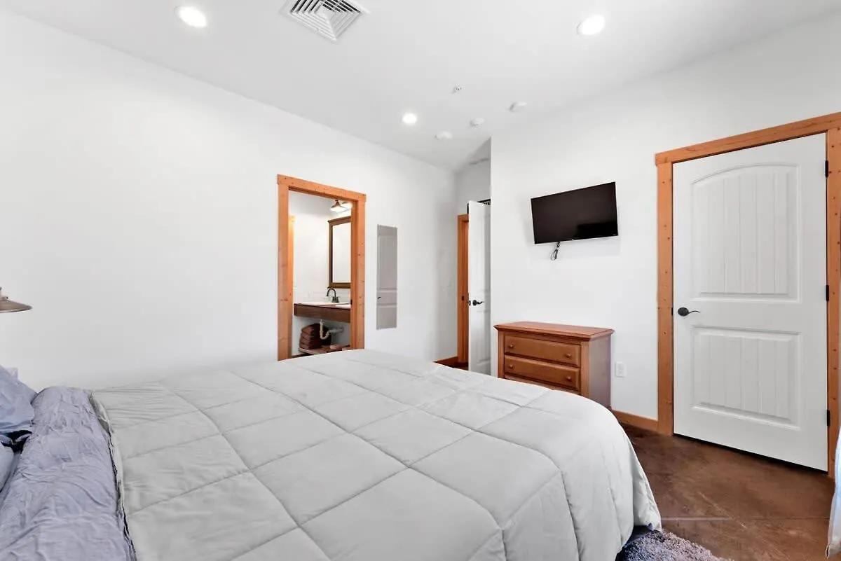 Holiday home 8-bedroom Retreat- Hot Tub & Porch Swings *