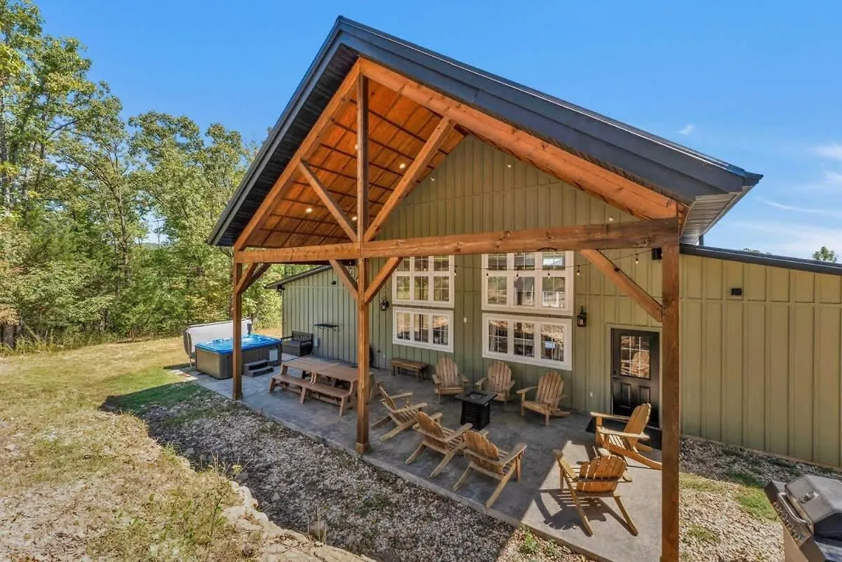 8-bedroom Retreat- Hot Tub & Porch Swings * Branson