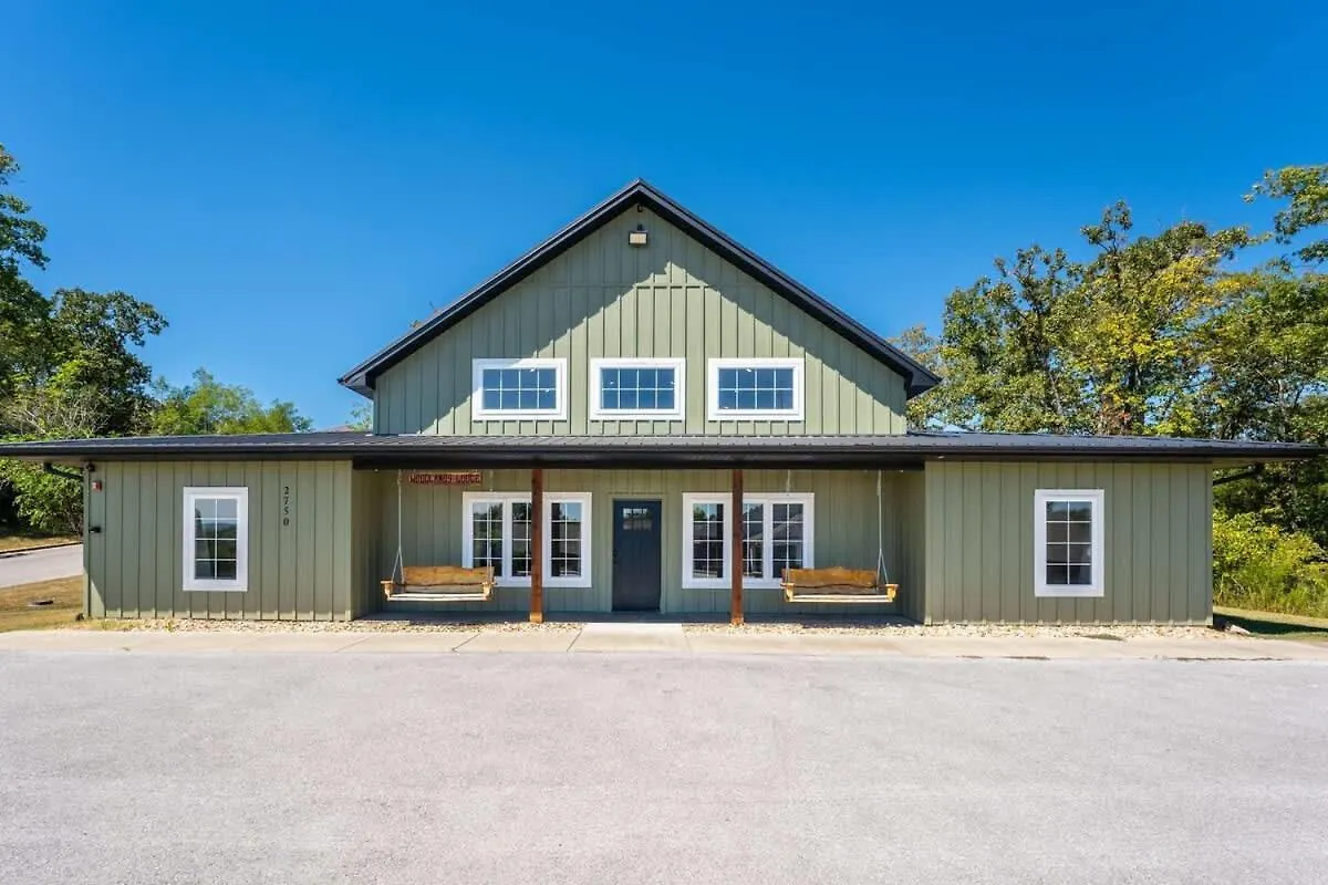 8-bedroom Retreat- Hot Tub & Porch Swings *