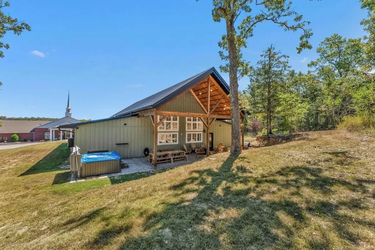 8-bedroom Retreat- Hot Tub & Porch Swings Branson