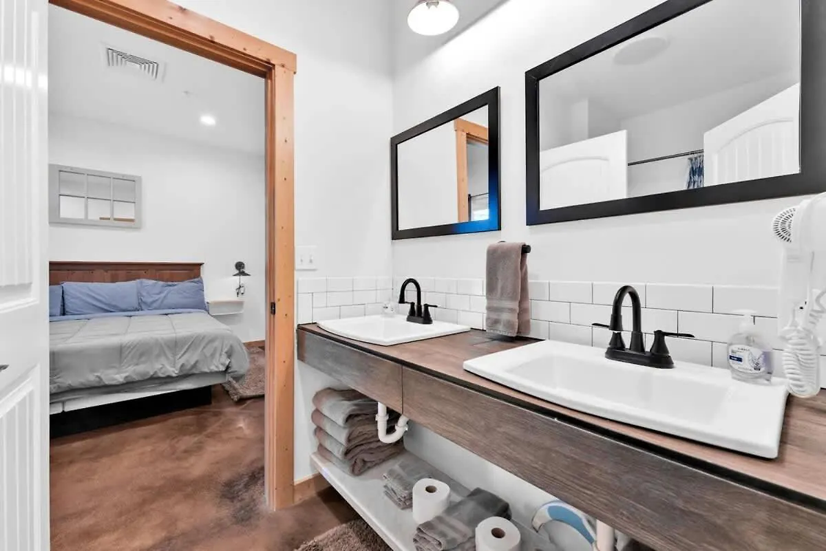 8-bedroom Retreat- Hot Tub & Porch Swings Holiday home