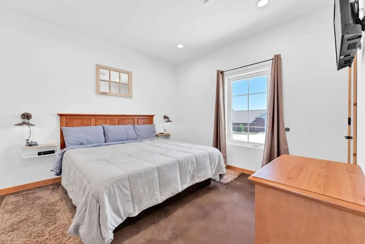 Holiday home 8-bedroom Retreat- Hot Tub & Porch Swings *