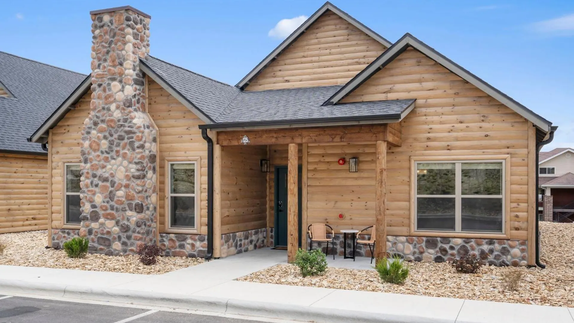 New Log Cabin, Free Local Attraction Tickets Daily, Ozark Views, Cmty Amenities! *