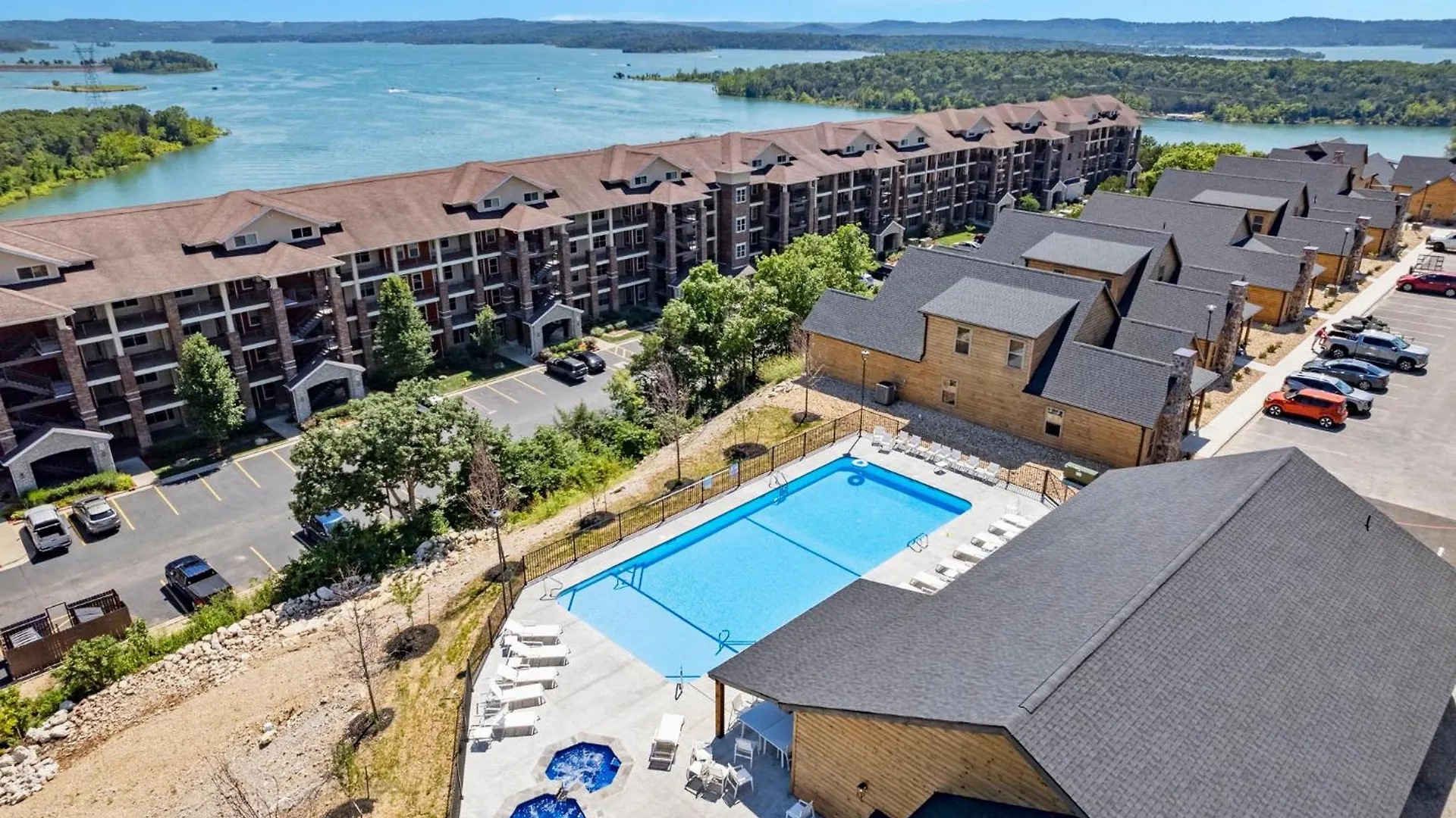 New Log Cabin, Free Local Attraction Tickets Daily, Ozark Views, Cmty Amenities! *