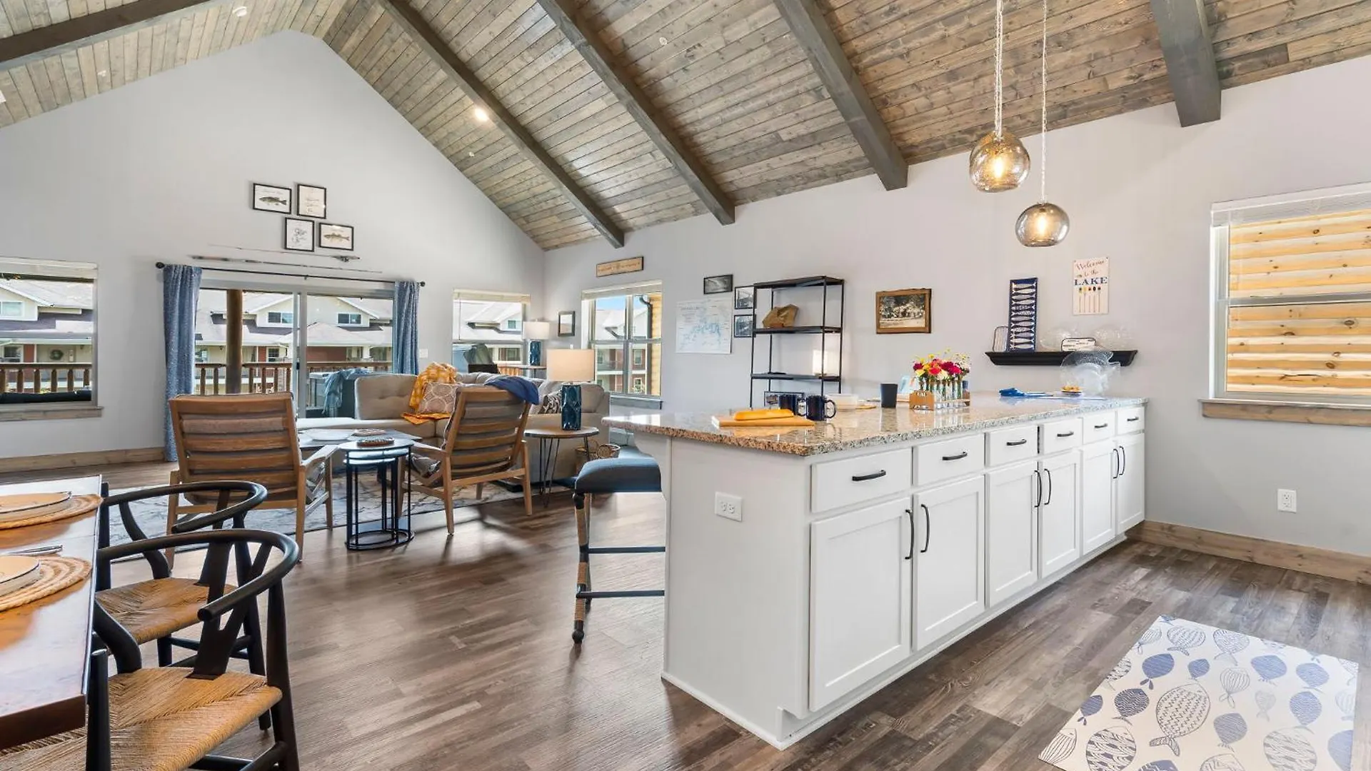 New Log Cabin, Free Local Attraction Tickets Daily, Ozark Views, Cmty Amenities! *