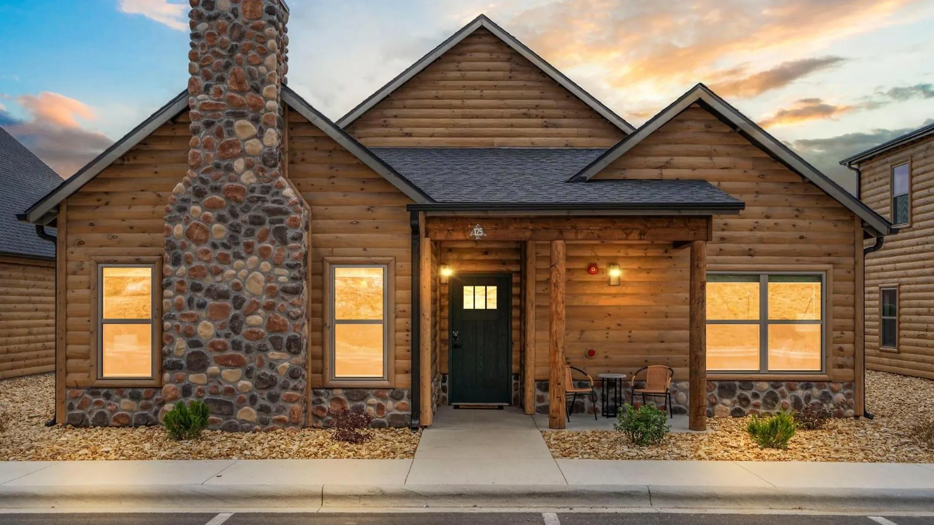 New Log Cabin, Free Local Attraction Tickets Daily, Ozark Views, Cmty Amenities!