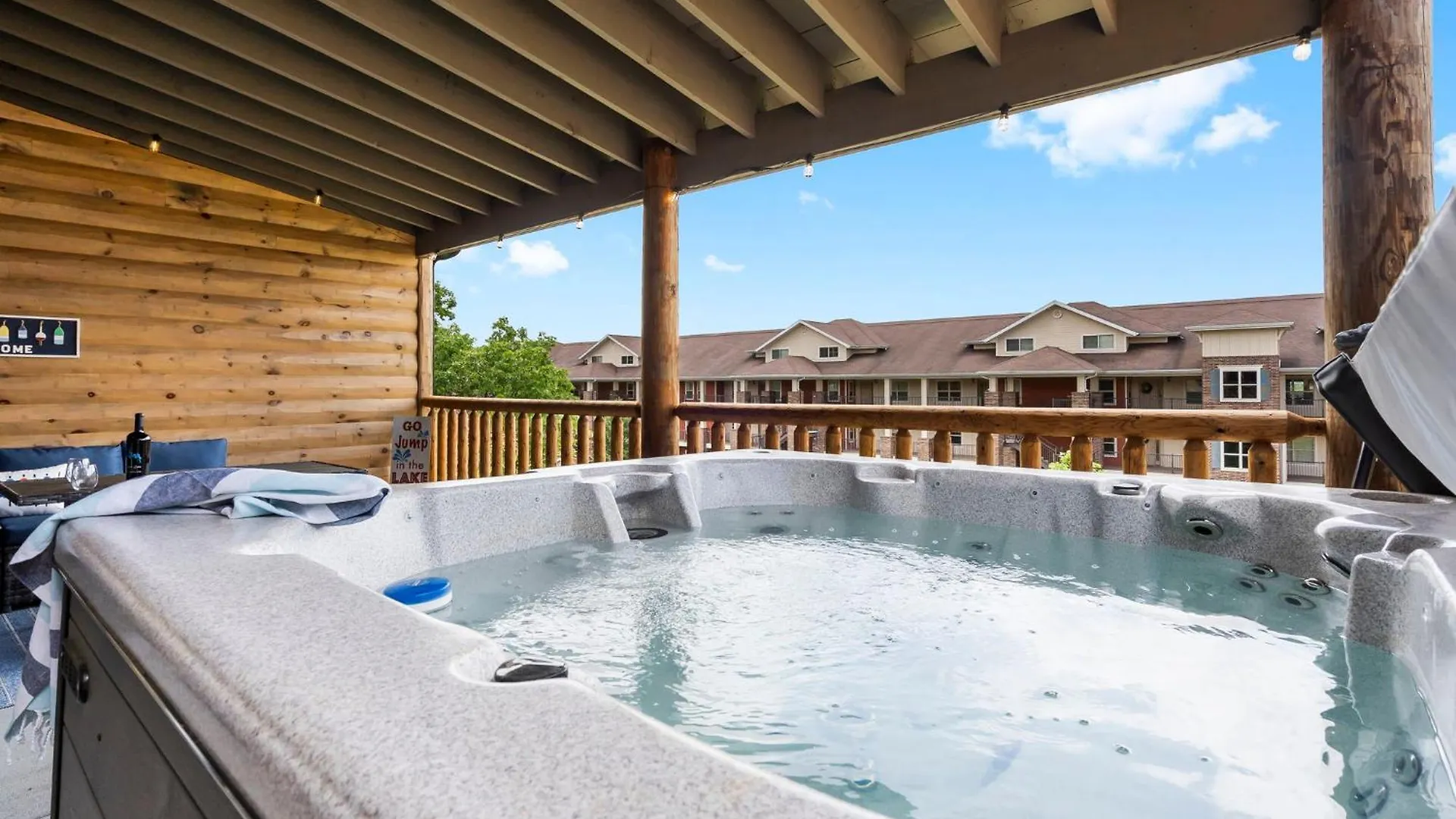 New Log Cabin, Free Local Attraction Tickets Daily, Ozark Views, Cmty Amenities!