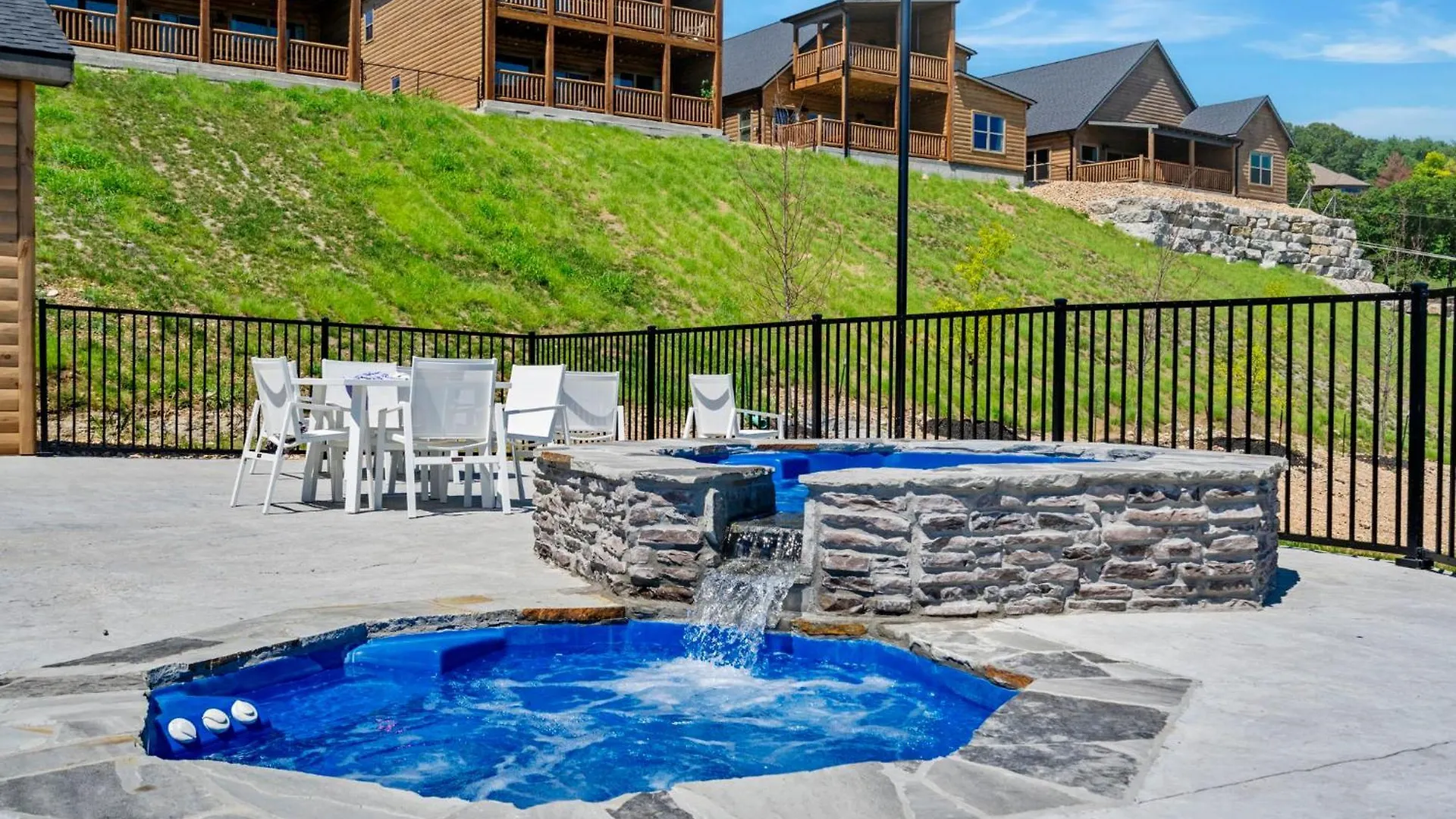 New Log Cabin, Free Local Attraction Tickets Daily, Ozark Views, Cmty Amenities! Holiday home