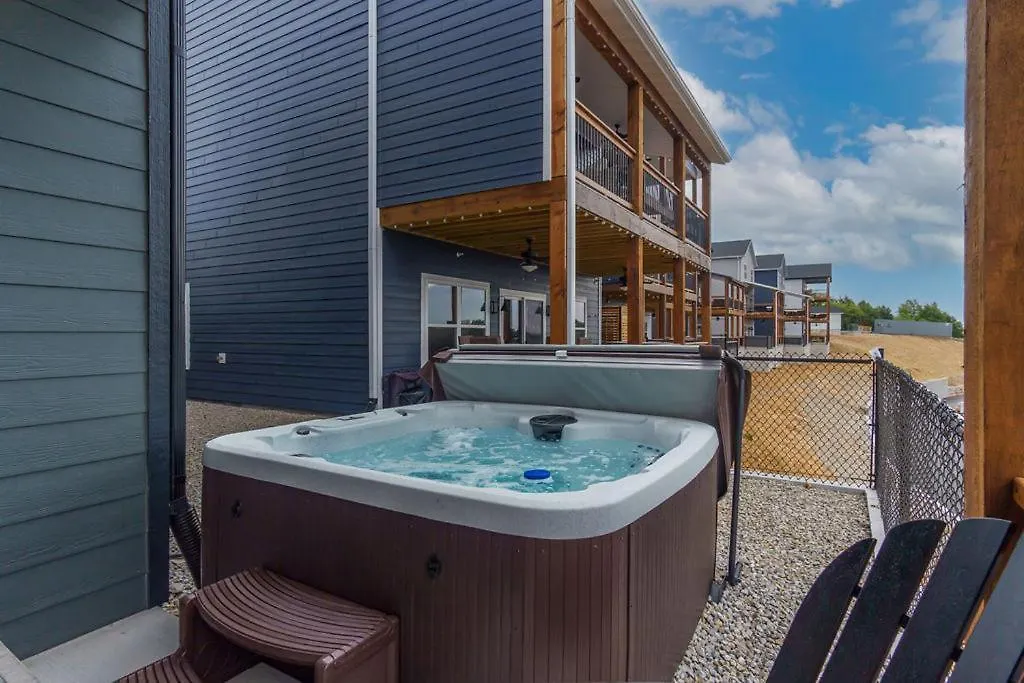Putting Green-table Rock View-$400 Of Free Tickets-super Location-hot Tub! * Branson